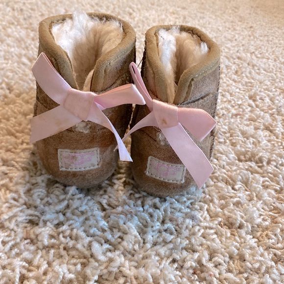 Ugg Jesse Bow Chestnut Boot 2/3 (6-12 Month) - Picture 3 of 6